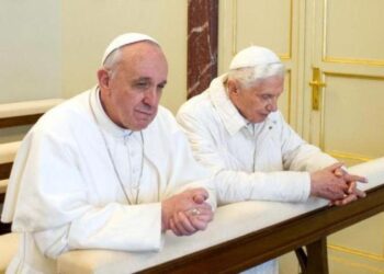 1578987025619.jpg due papi sono troppi nuove regole per ratzinger e sui preti sposati sarah tira fuori le prove